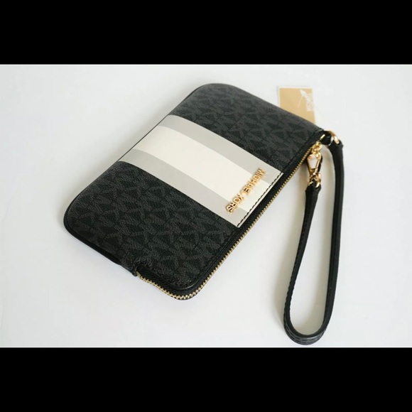 Michael Kors Jet Set Signature Stripe Wristlet. - Picture 4 of 8